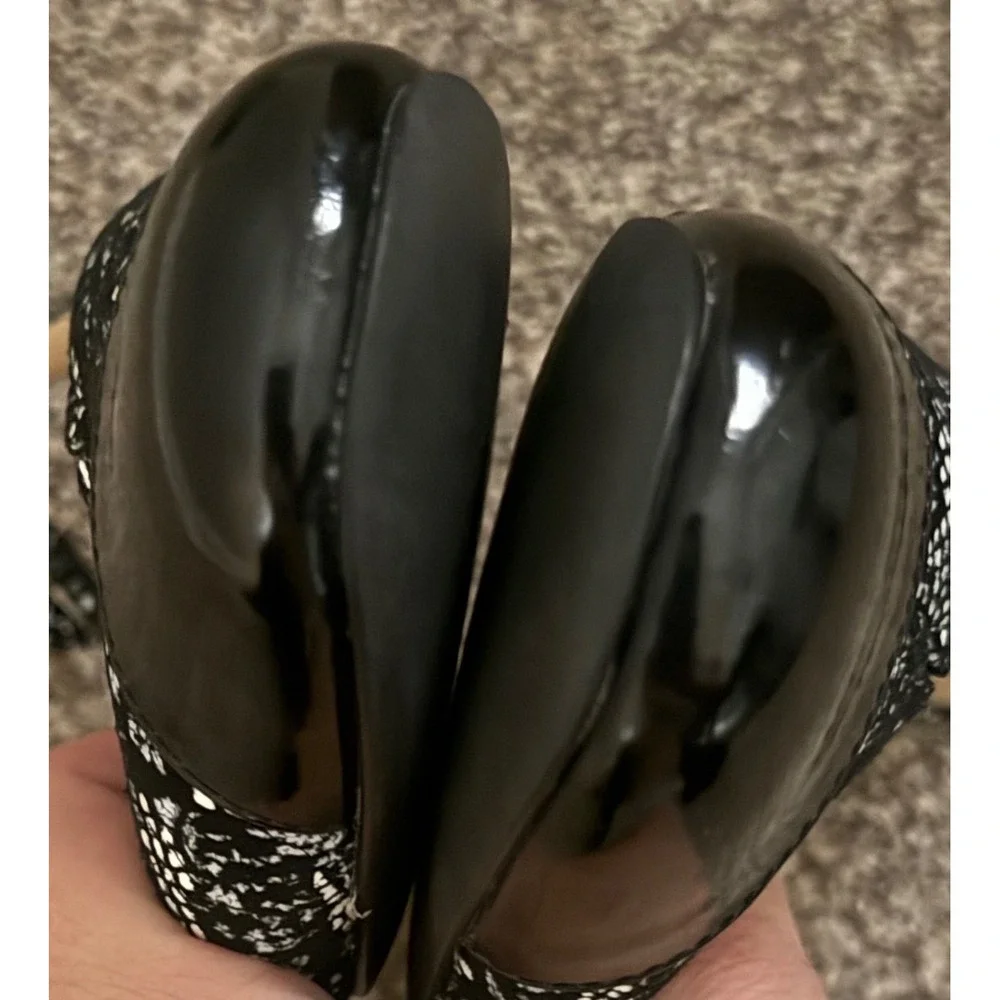 Trotters Slingback Pumps Womens 8M Black White Snakeskin Print Cap Toe Pre-Loved